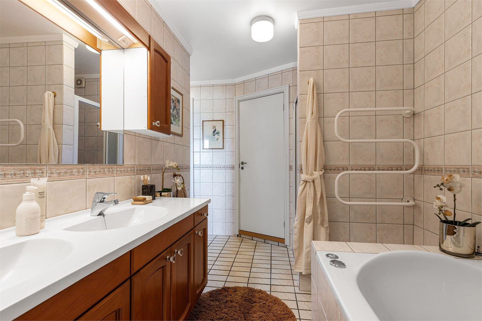 Baderom oppgradert i 1997. Sluk, vann- og avløpsrør er vurdert til å være fra byggeår. Flislagt gulv med gulvvarme. Flislagte vegger. Malte flater i himling. Vegghengt servantinnredning. Elektrisk avtrekksvifte på vegg.