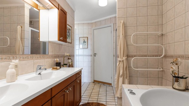 Baderom oppgradert i 1997. Sluk, vann- og avløpsrør er vurdert til å være fra byggeår. Flislagt gulv med gulvvarme. Flislagte vegger. Malte flater i himling. Vegghengt servantinnredning. Elektrisk avtrekksvifte på vegg.