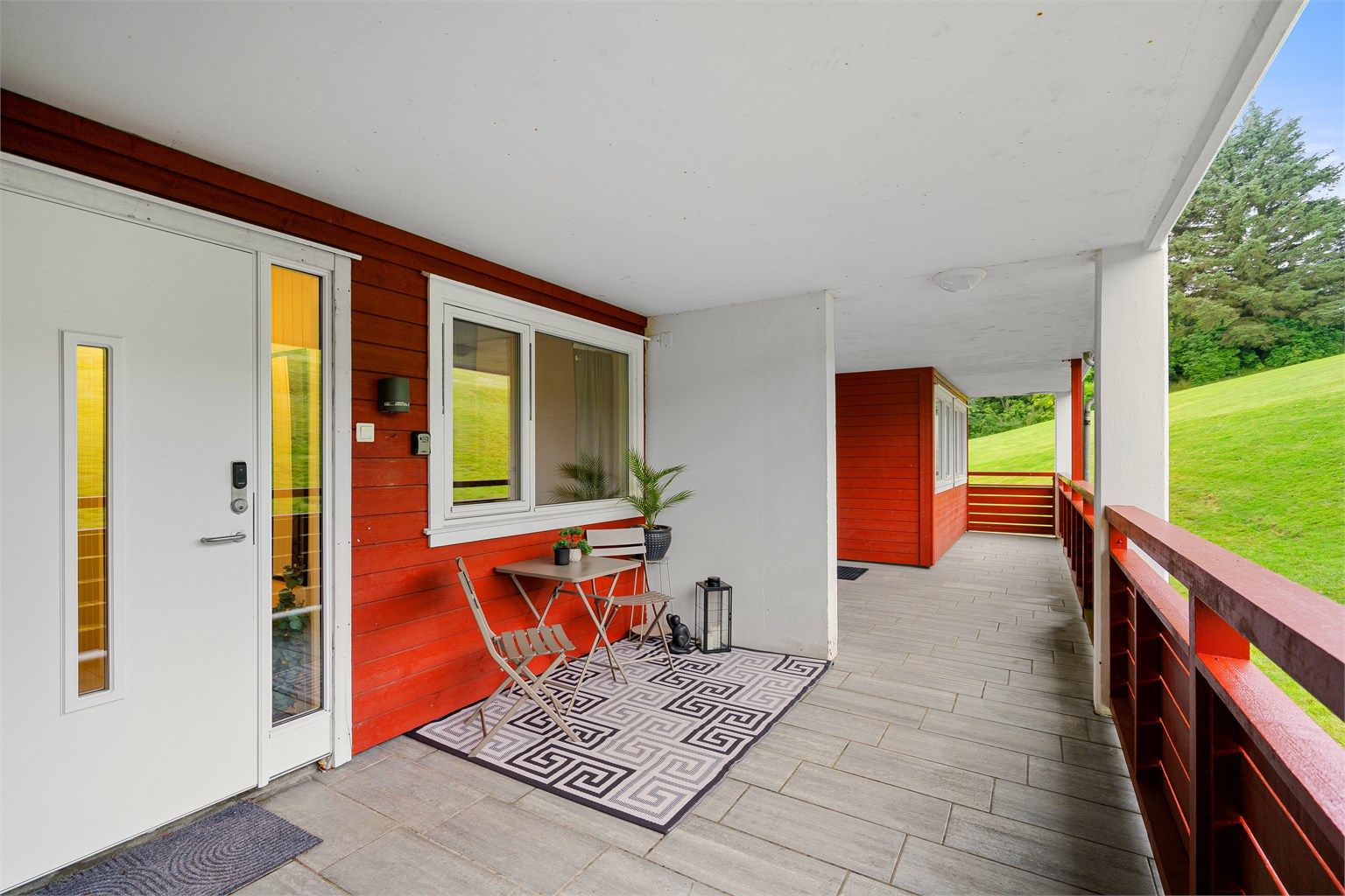 Inngangsparti med mulighet for sittegruppe.