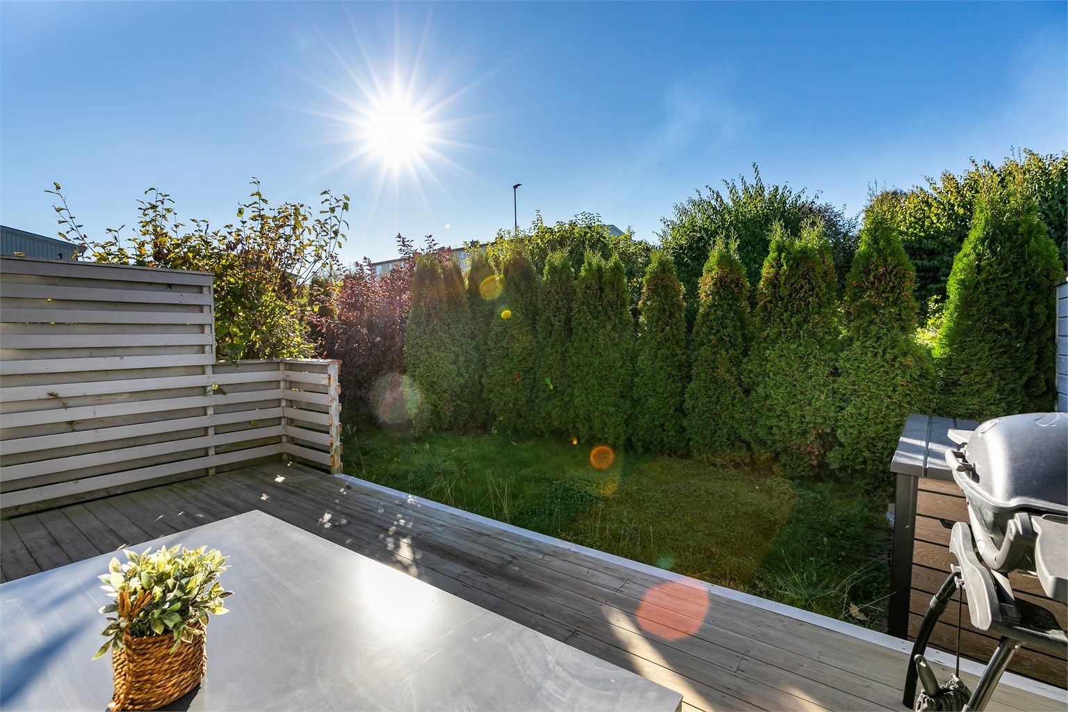 Rundt ytterveggene er det sol dagen gjennom, på terrassen fra ettermiddag til sen kveld sommerstid.