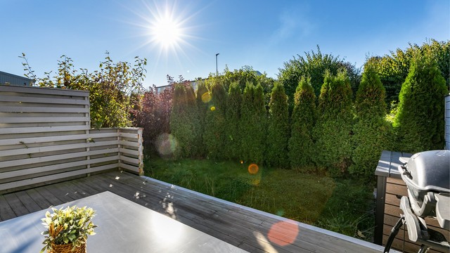 Rundt ytterveggene er det sol dagen gjennom, på terrassen fra ettermiddag til sen kveld sommerstid.