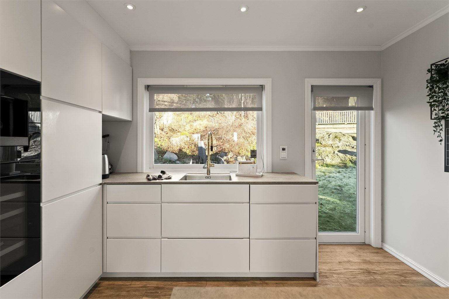 Kjøkkenet har en funksjonell og praktisk utforming