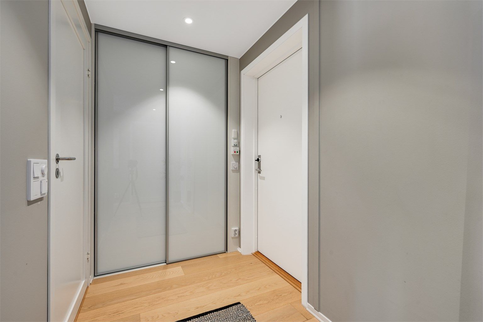 Leiligheten er innredet med en innbydende og hyggelig entré, her har du praktisk skyvedørsgarderobe for god oppbevaring. 