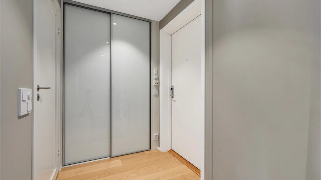 Leiligheten er innredet med en innbydende og hyggelig entré, her har du praktisk skyvedørsgarderobe for god oppbevaring.