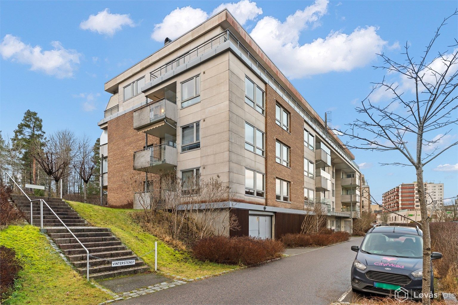 Nærhet til bl.a. store fri- og skogområder, lekeplasser, fritidstilbud, treningssentre, barnehager, skole, offentlig kommunikasjon og et rikt servicetilbud. 
