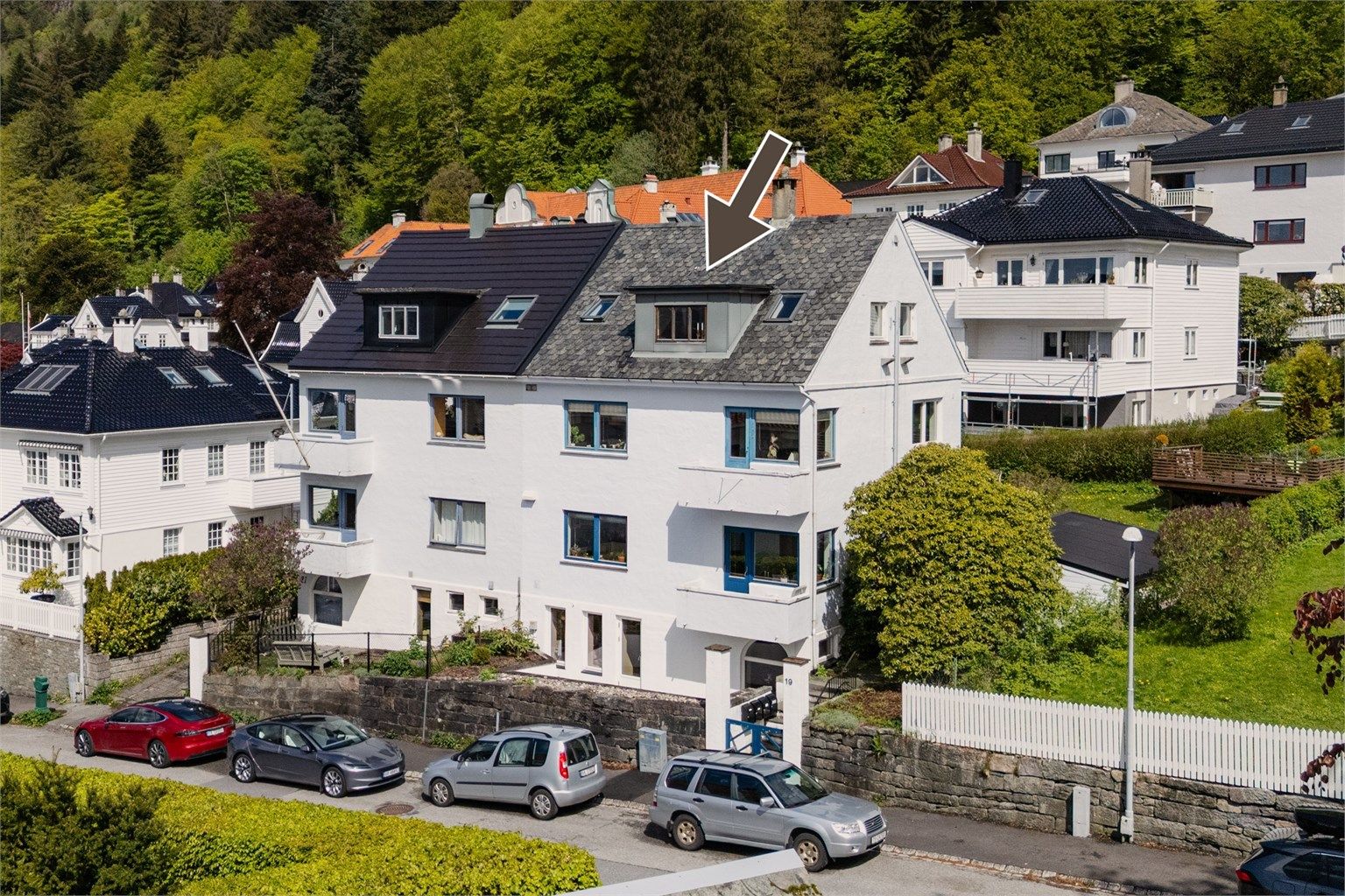 Leiligheten har en svært populær beliggenhet i en rolig gate med kort vei til både busstopp og dagligvarebutikk