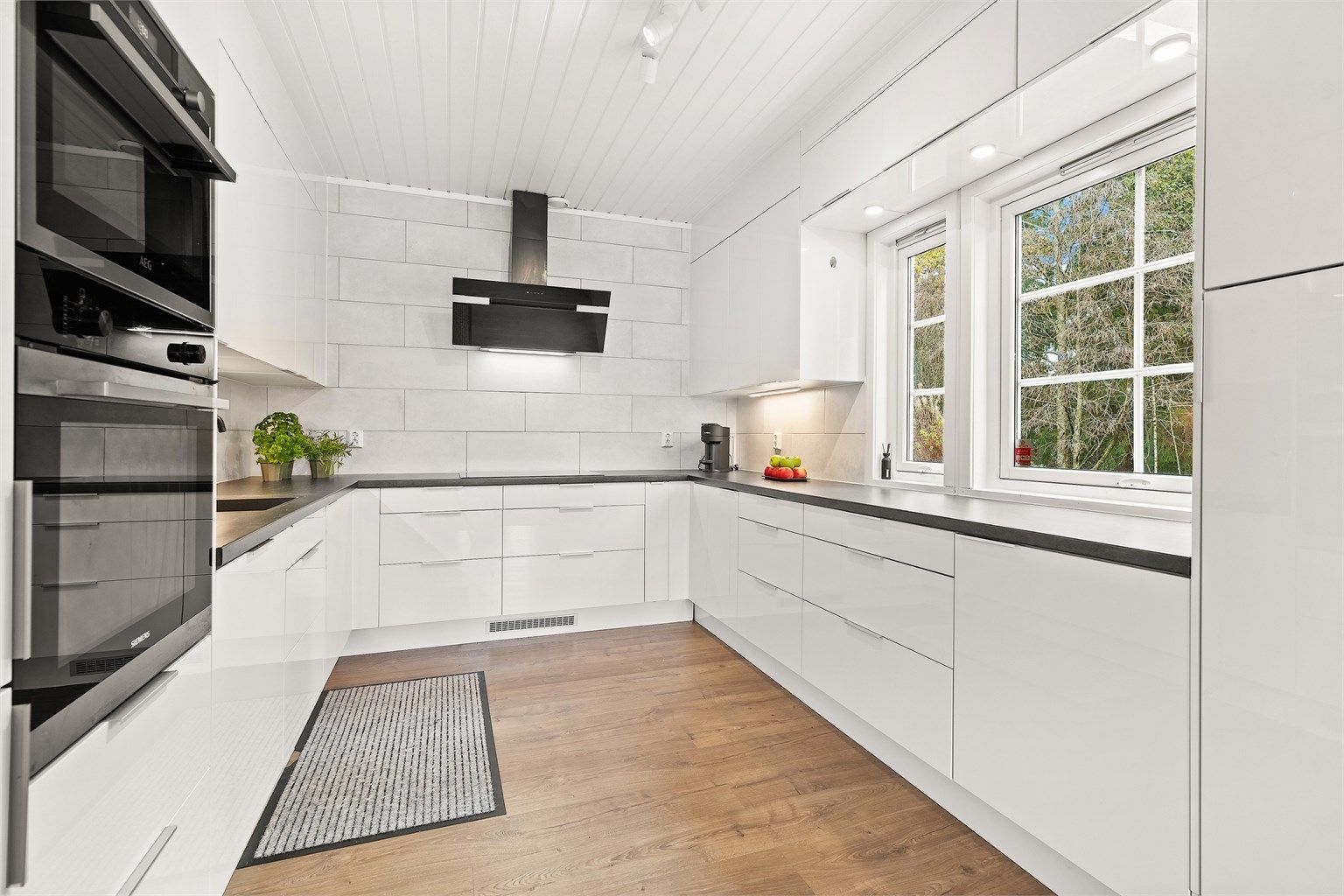 Kjøkkenet har integrert Kjøleskap, fryser, oppvaskmaskin, komfyr og mikrobølgeovn.