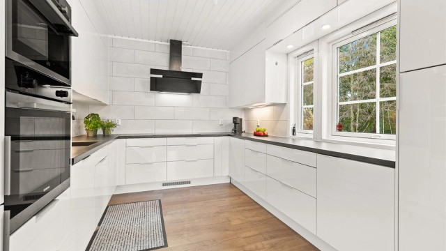 Kjøkkenet har integrert Kjøleskap, fryser, oppvaskmaskin, komfyr og mikrobølgeovn.