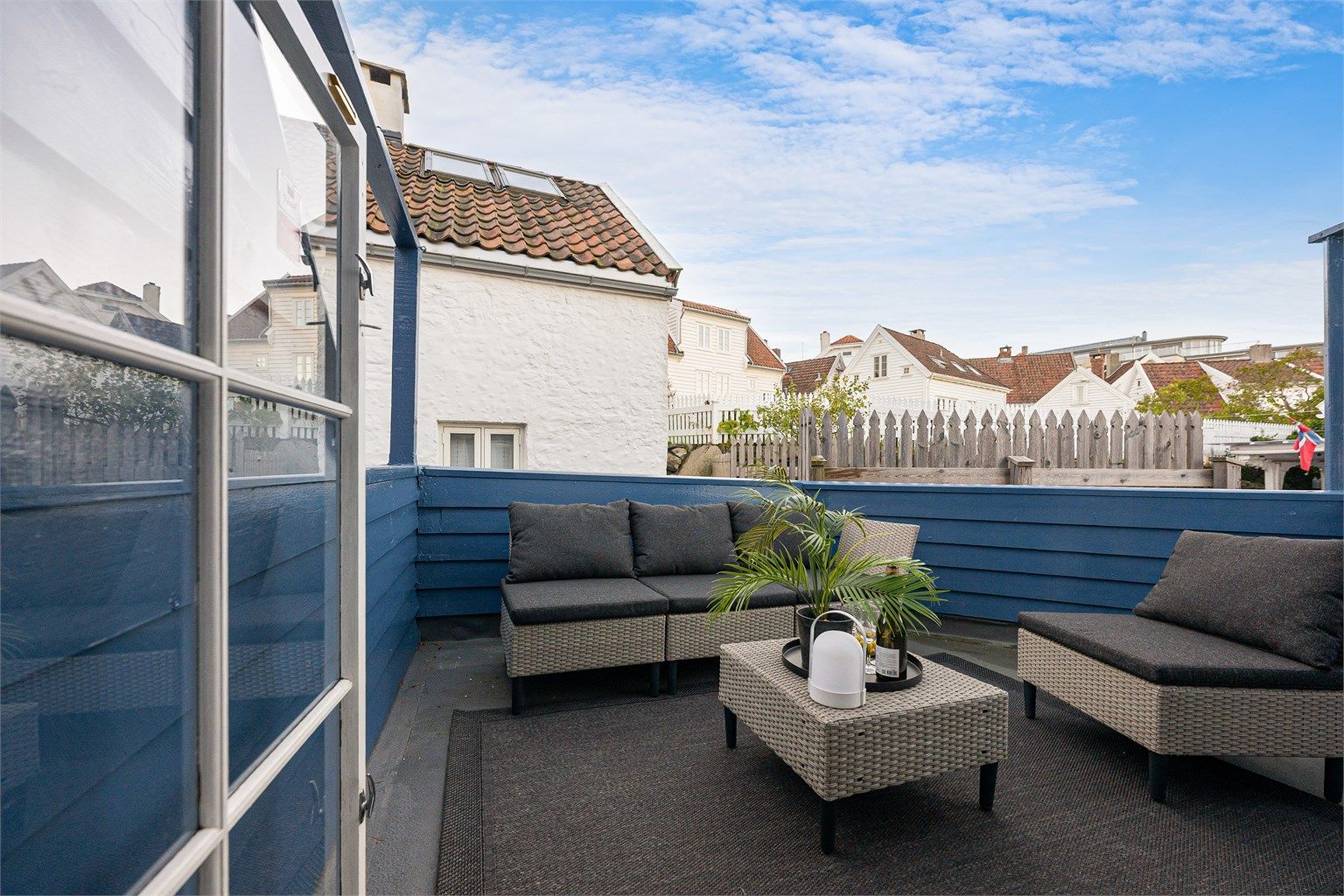 Egen uteplass hvor man kan nyte solen gjennom dagen.