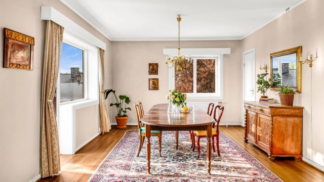 Plass til spisestue av god størrelse - et hyggelig samlingspunkt for familie og venner.