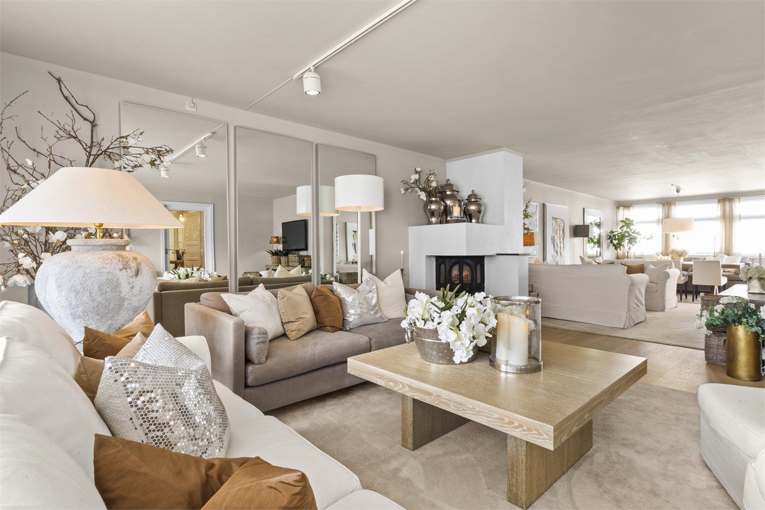  Velkommen til Strandpromenaden 9 - En svært delikat og innbydende 3-roms med sentral beliggenhet i Markens. To solrike balkonger !