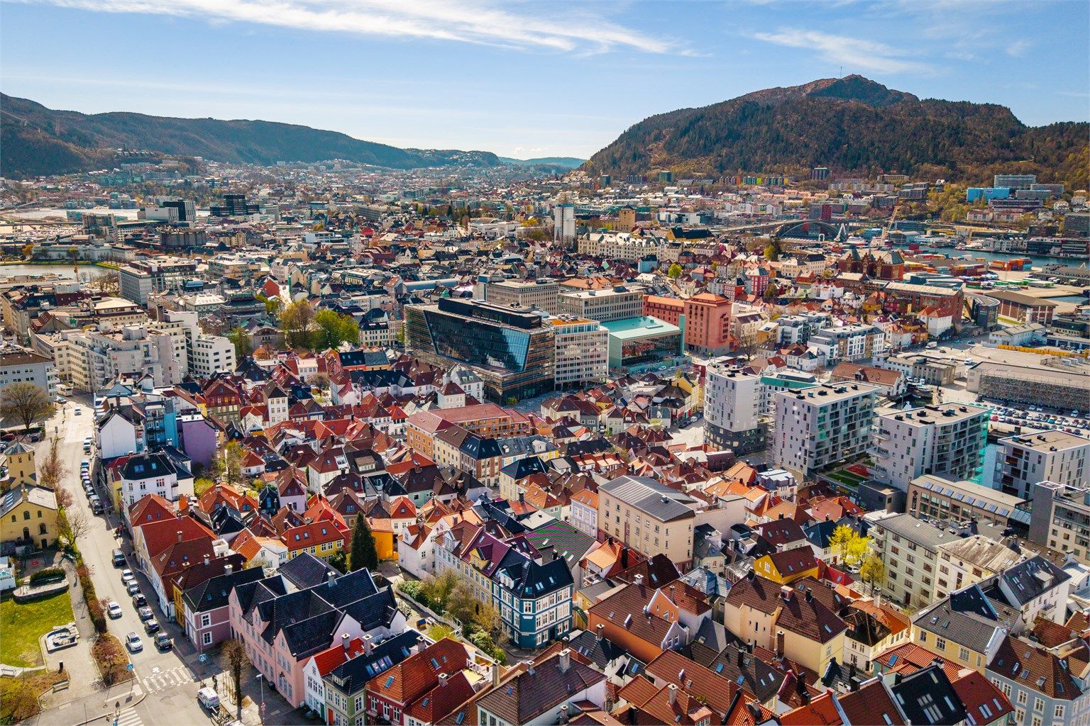  Fra boligen har du umiddelbar nærhet til Bergen sentrum med et bredt utvalg av shopping, restauranter, kaféer og kulturtilbud.