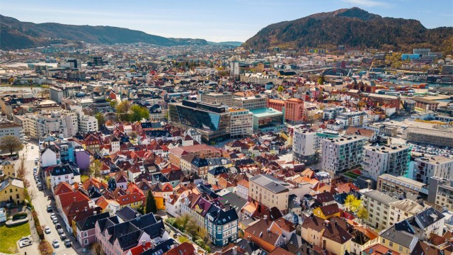 Fra boligen har du umiddelbar nærhet til Bergen sentrum med et bredt utvalg av shopping, restauranter, kaféer og kulturtilbud.