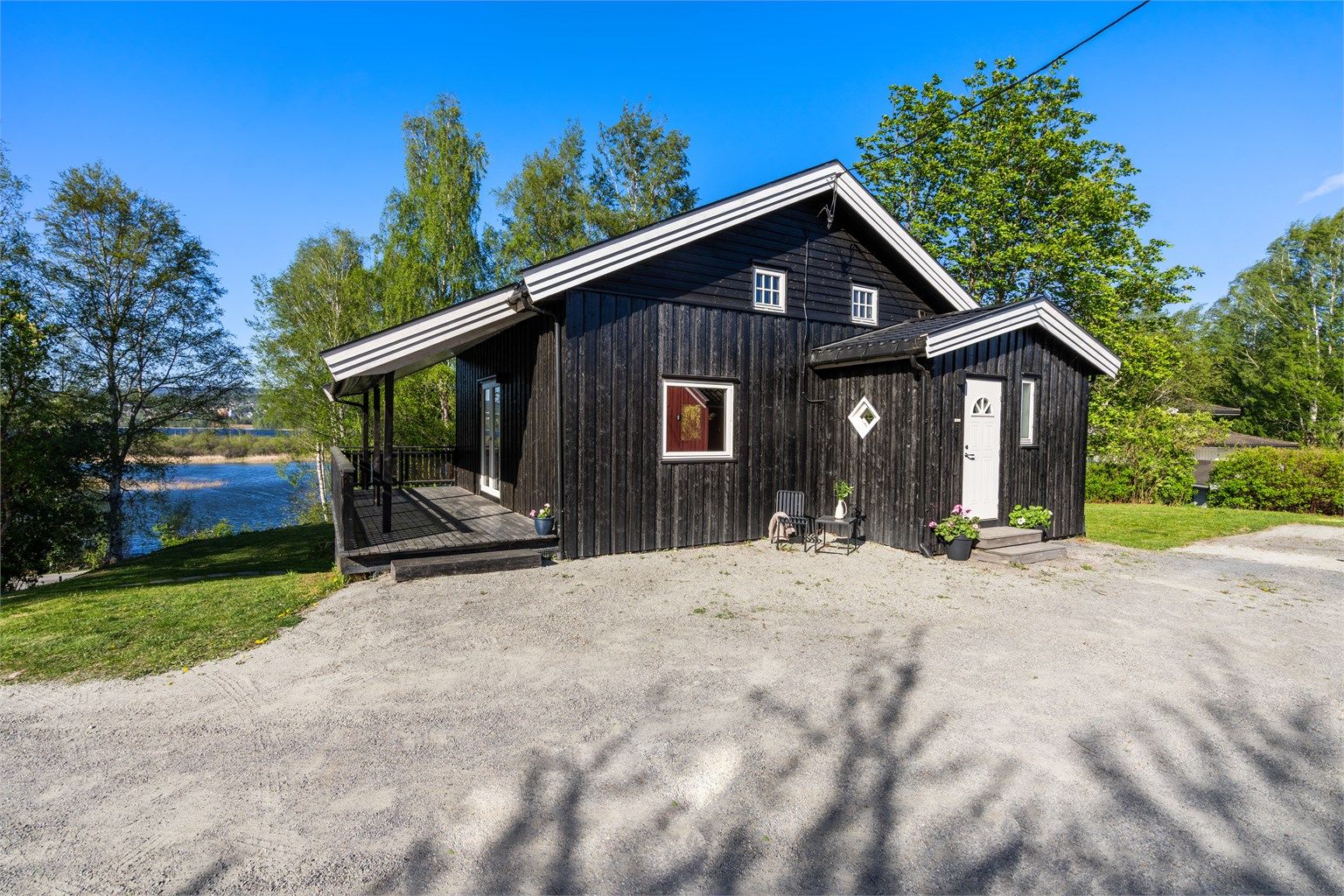 Stor opparbeidet gårdsplass.