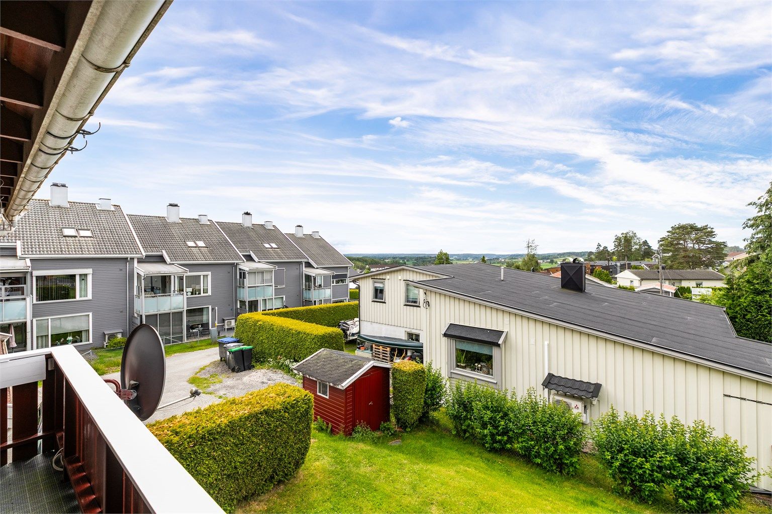 Plasseringen øverst i bygget gir utsyn over hustakene i nabolaget.