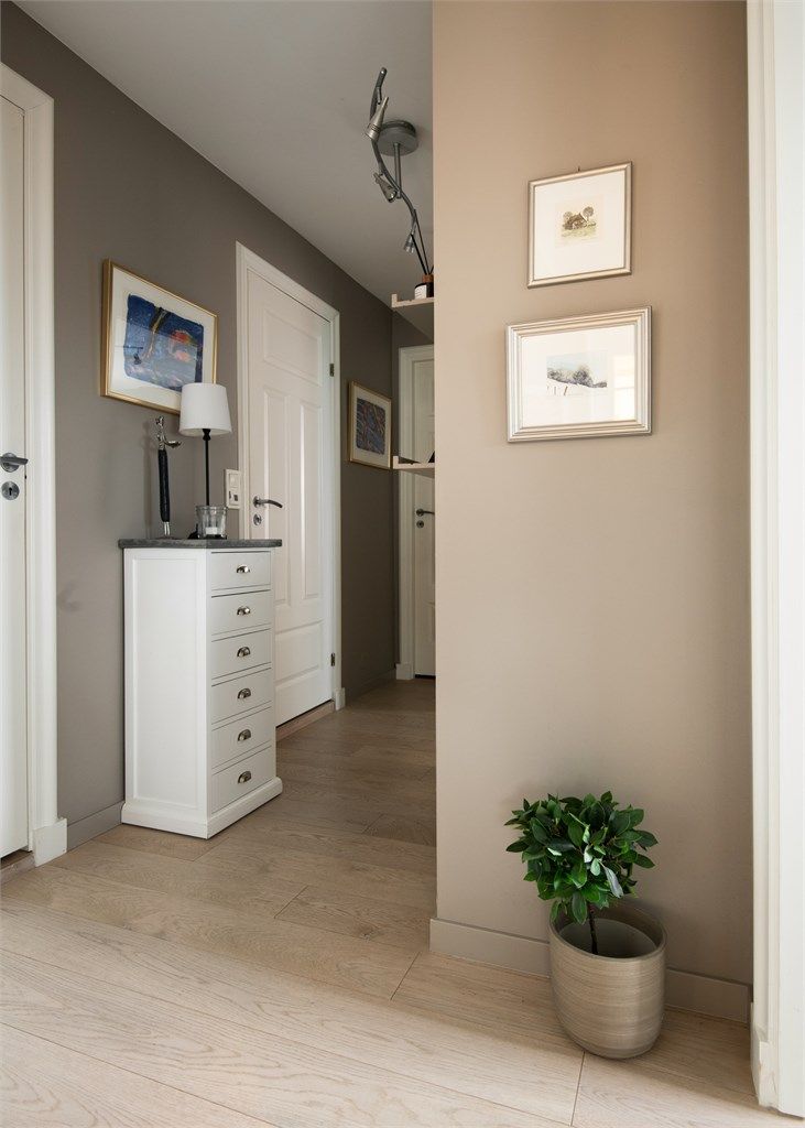 Gangen leder videre til soverommene, badet og en praktisk innvendig bod.