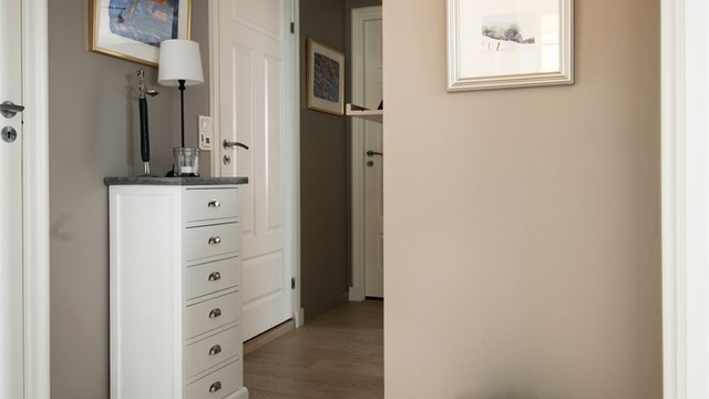 Gangen leder videre til soverommene, badet og en praktisk innvendig bod.