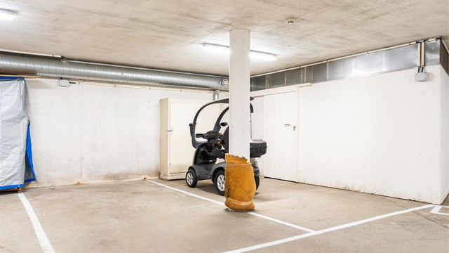 Det medfølger to parkeringsplasser ved siden av hverandre. I tillegg er det en praktisk bod på 6 kvadratmeter med inngang til høyre for p-plassen.