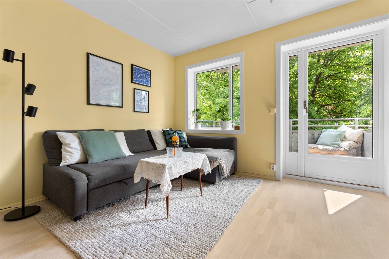 Romslig stue med plass til å innrede slik du ønsker med blant annet sofagruppe med tilhørende salongbord samt tv med tilhørende tv-møbler.