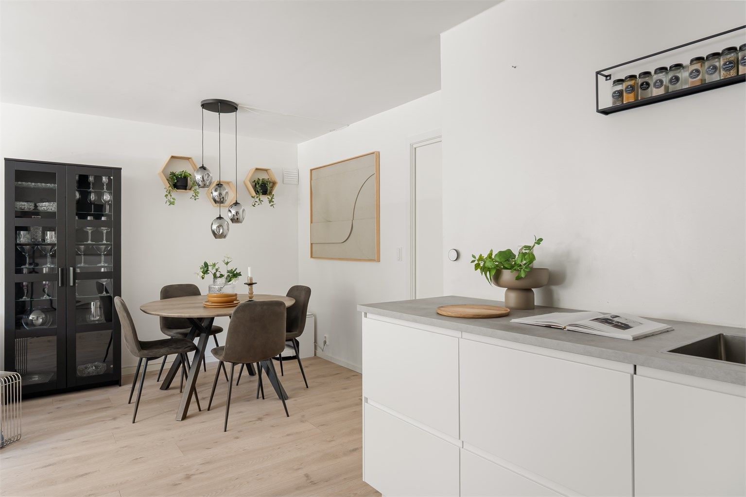 Benkeplate i laminat og slette, hvite fronter gir et stilrent uttrykk.
