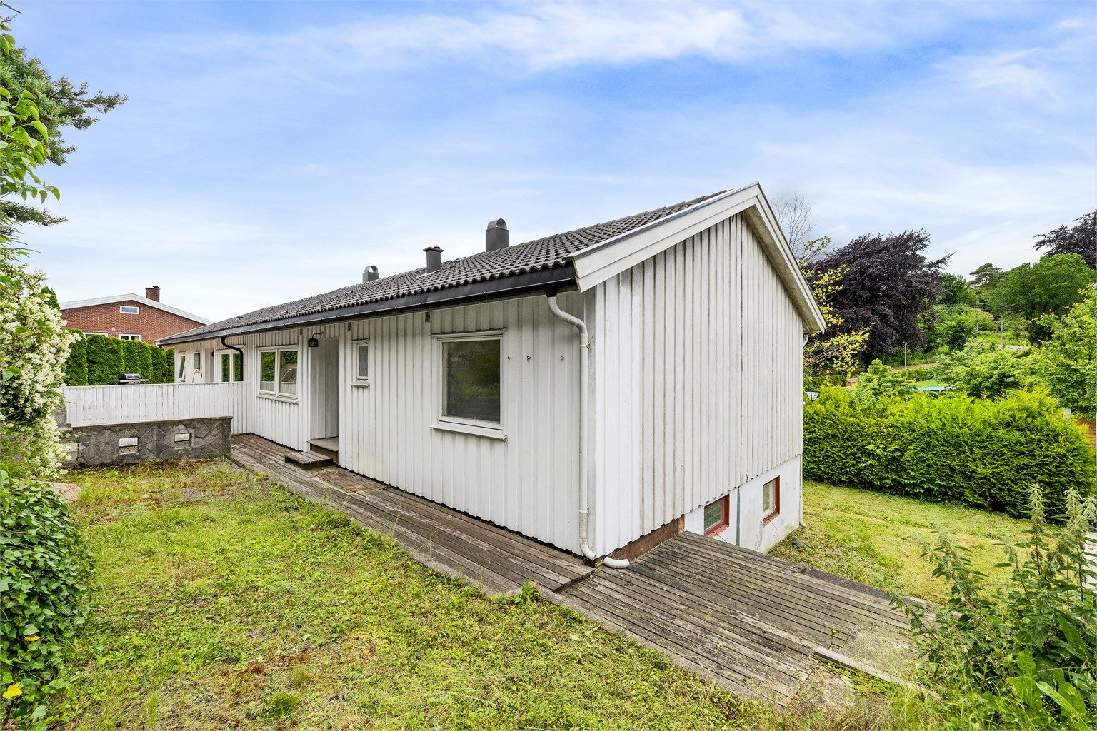 Yttertaket ble lagt om i 2016. Enkelte vinduer er skiftet ut, datert 2010 og 1998.