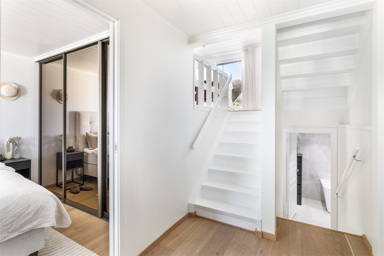 Fra soverommene på nedre plan er det kun én trapp ned til badet i kjelleren som er renovert så nylig som i 2025.