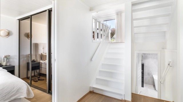 Fra soverommene på nedre plan er det kun én trapp ned til badet i kjelleren som er renovert så nylig som i 2025.