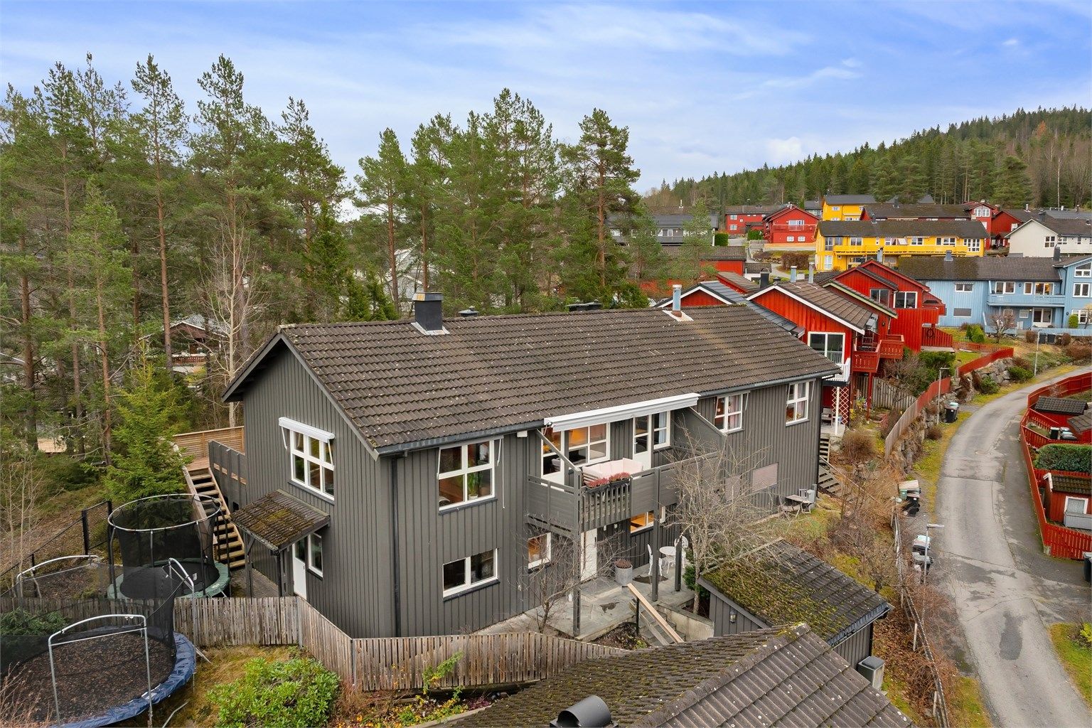 Huset ligger flott til i en barnevennlig og rolig grend