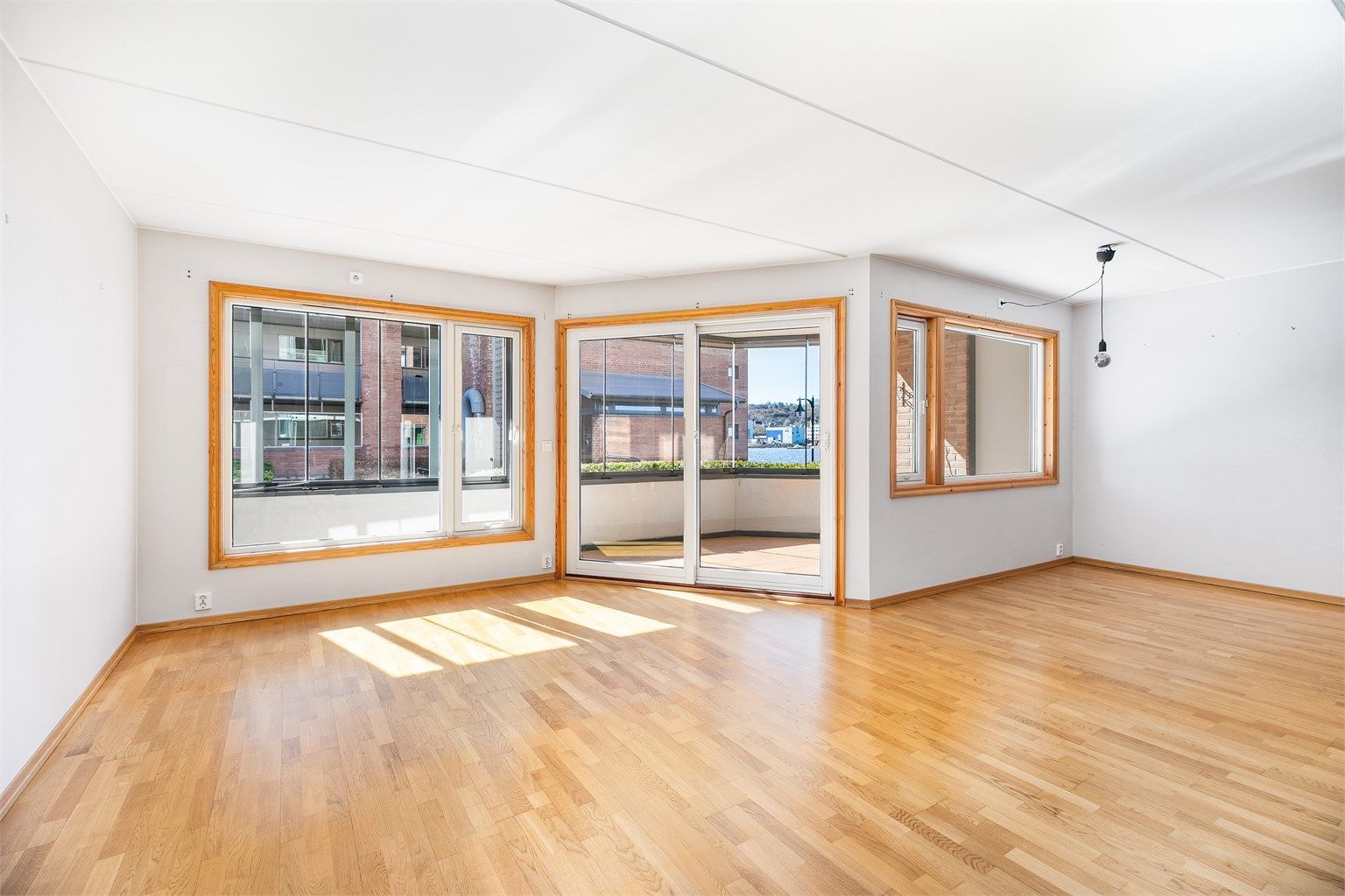 Utsikt til Mossesundet sees også fra deler av stuen. Vinduenes store flater slipper solen inn og skaper gode lysforhold dagen gjennom.