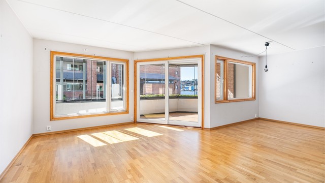 Utsikt til Mossesundet sees også fra deler av stuen. Vinduenes store flater slipper solen inn og skaper gode lysforhold dagen gjennom.