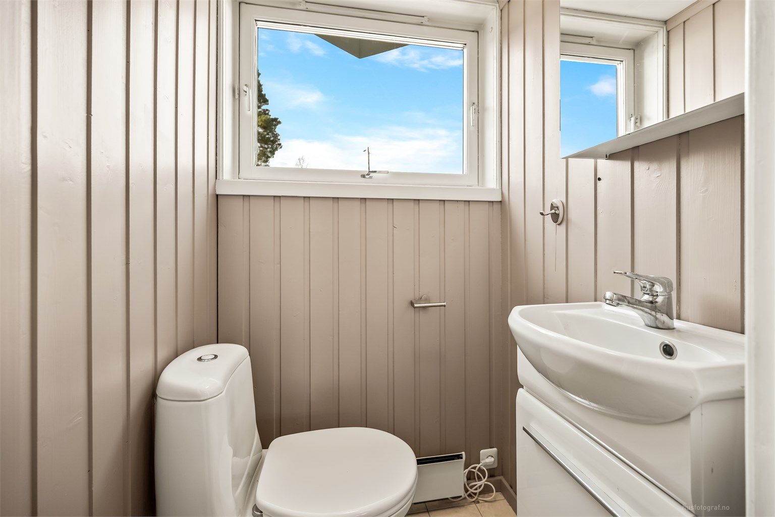 Praktisk ekstra toalettrom i 1. etasje med servant og toalett.