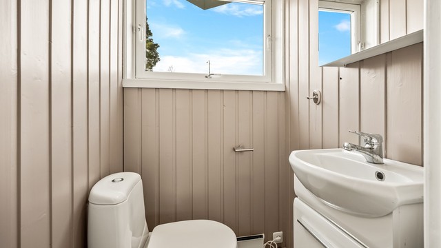 Praktisk ekstra toalettrom i 1. etasje med servant og toalett.