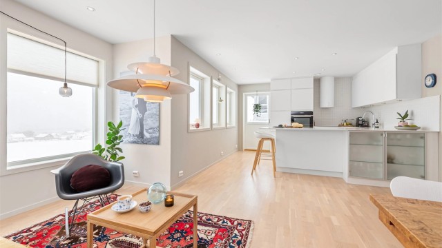 Velkommen til denne vertikaldelte tomannsboligen fra 2013, beliggende I Sandmyrvegen 34 på Godøya - presentert av Eiendomsmegler/Fagansvarlig Even Roth
Foto: Stian Wiik