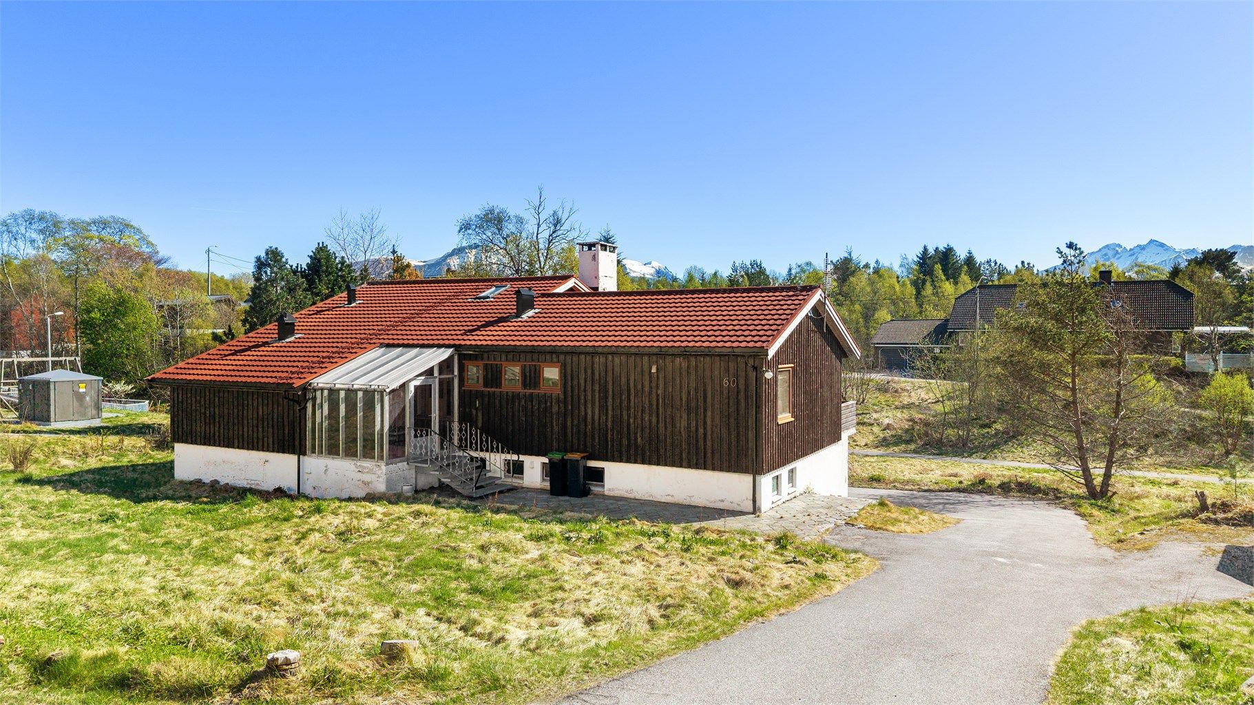 Fasade og adkomstvei til boligen