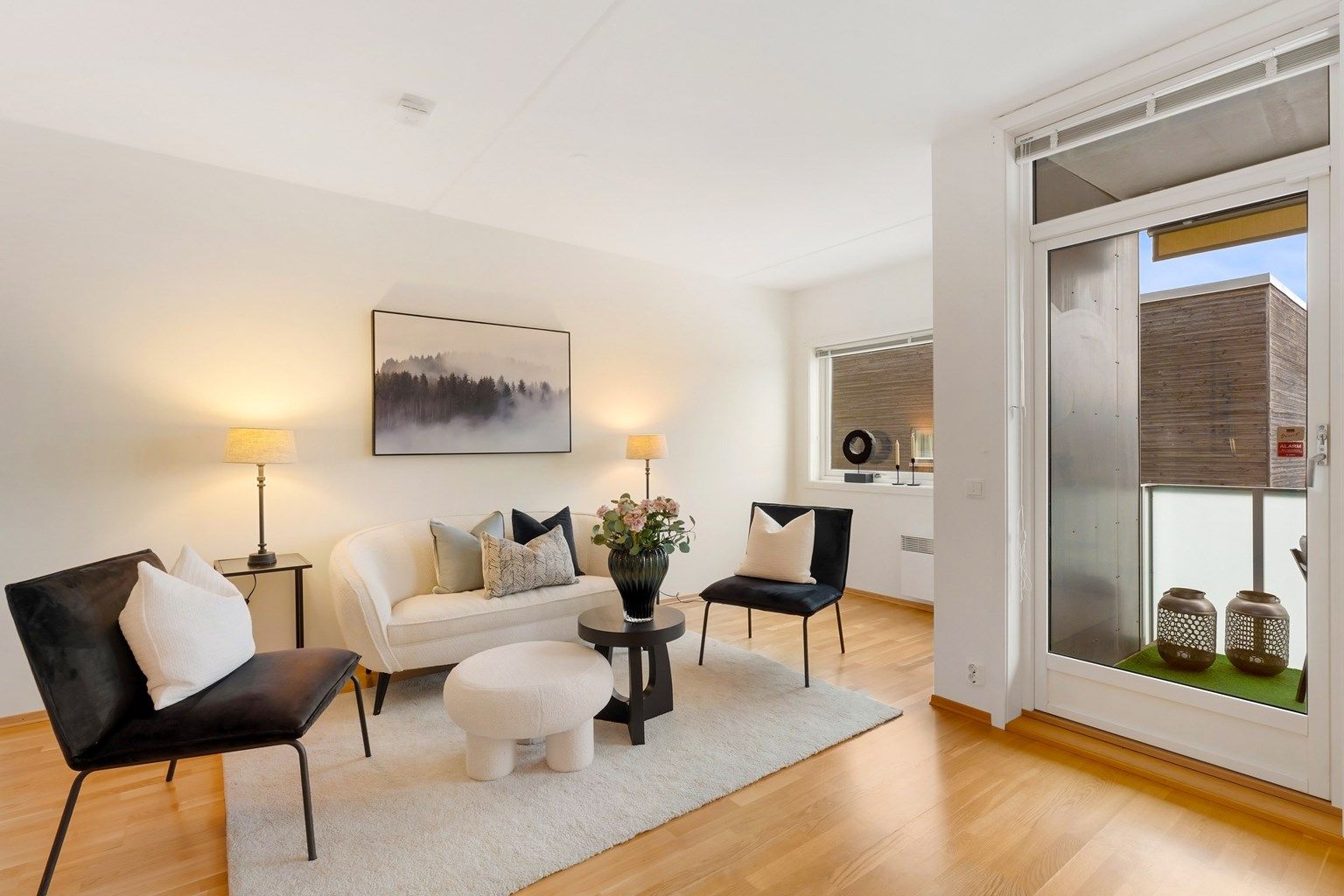 Velkommen til Gamle Ringeriksvei 45B - en innbydende og romslig 3 (4)-roms gjennomgående leilighet beliggende meget sentralt til midt i Bekkestua sentrum