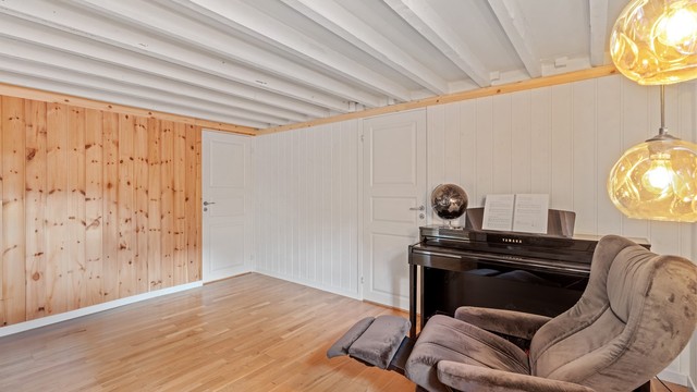 Rommet gir god plass til både sittegruppe, arbeidsplass og hobbyaktiviteter.