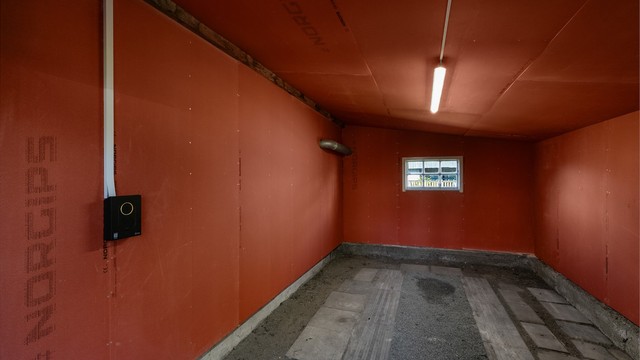 I garasjen er ladeboks til EL-bil installert og gipsplater montert under tak og på vegger.