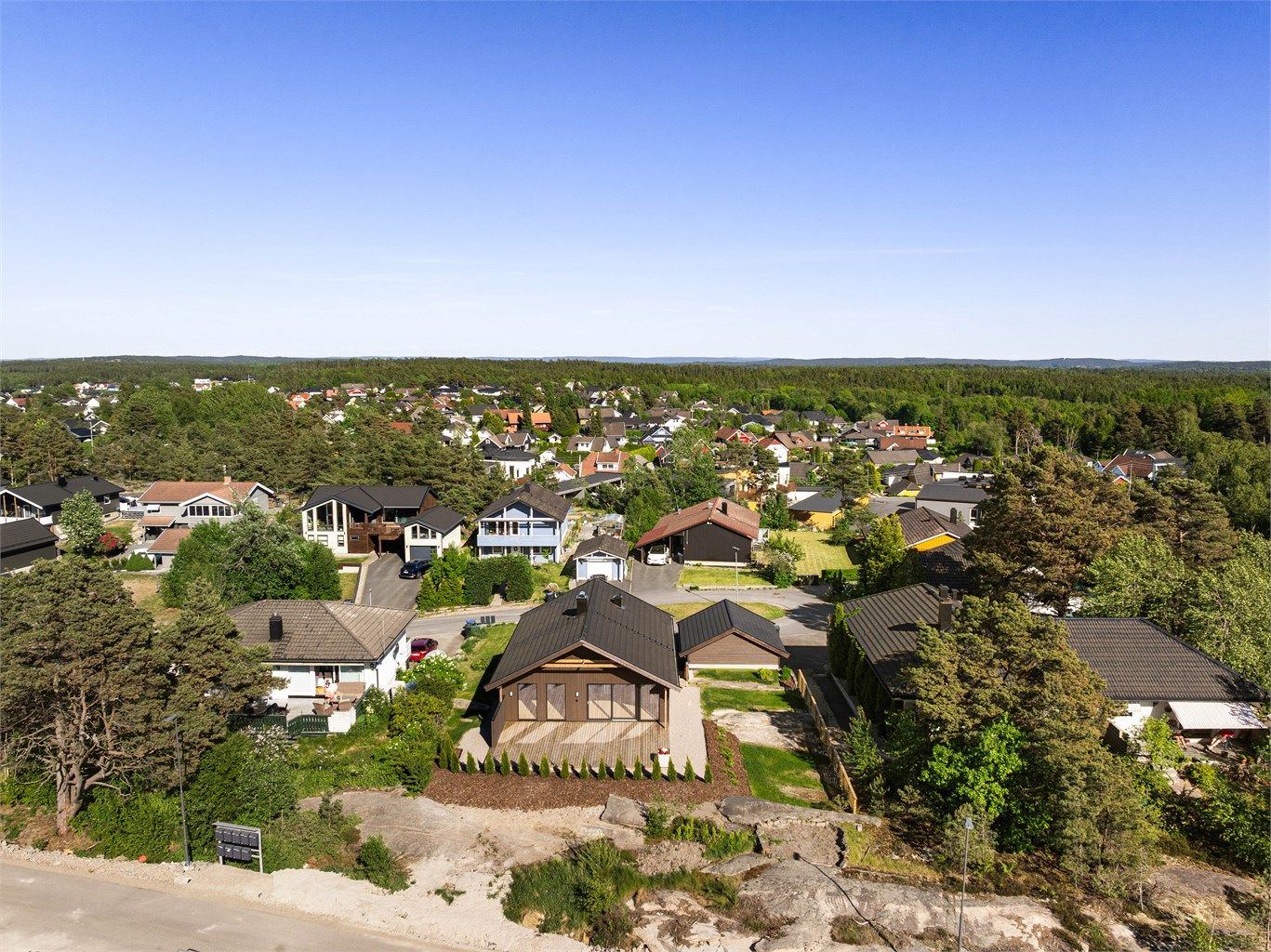 Blant den etablerte boligbebyggelsen på Moen er denne attraktiv beliggende i vestre og ytre rekke - tett på marka.