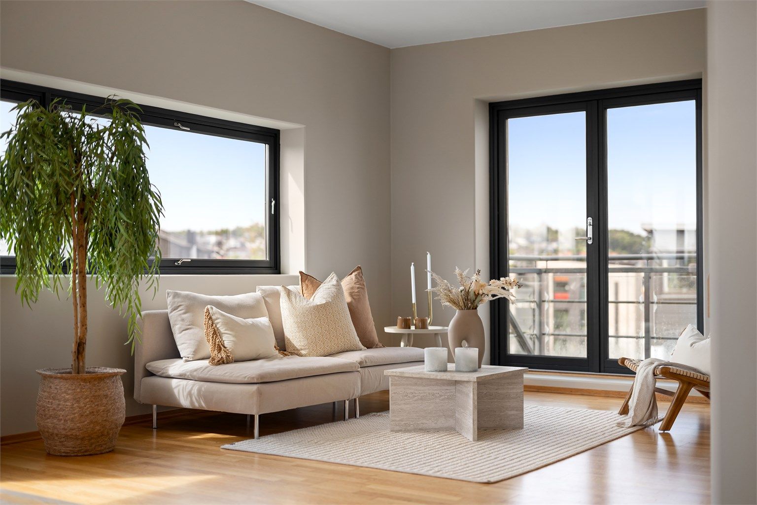 Velkommen til Tastagata 38 - en flott toppleilighet i sentrumsnære omgivelser på Bjergsted. 