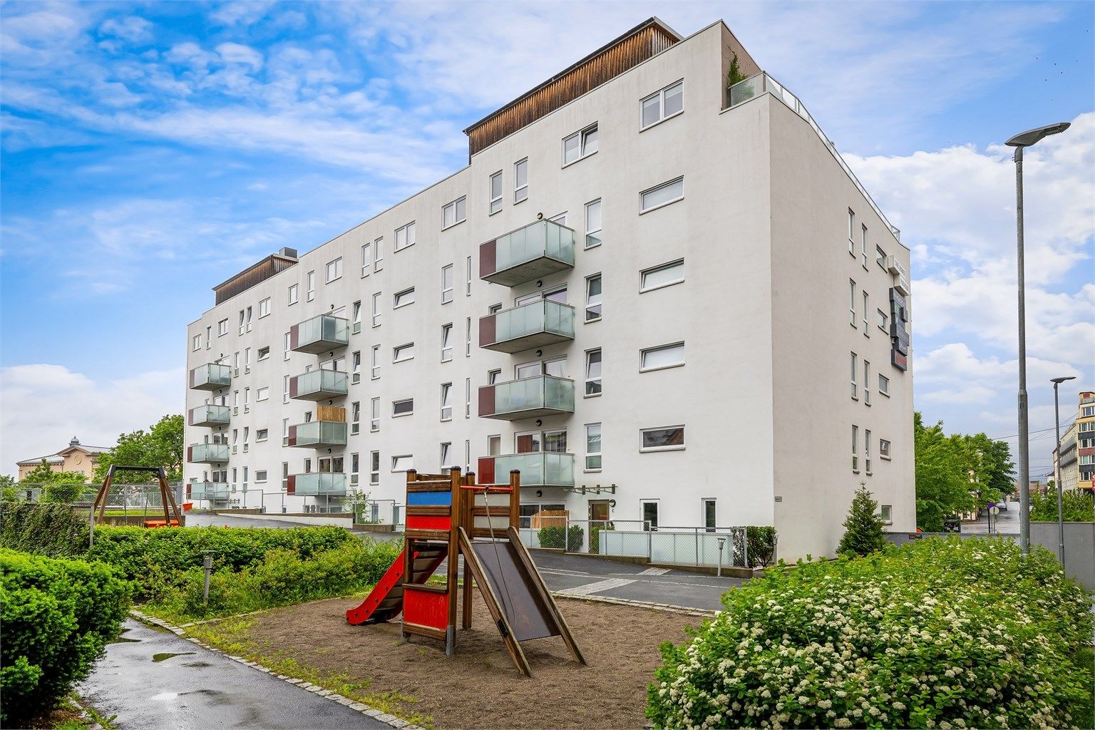Felles bakgård med lekeapparater