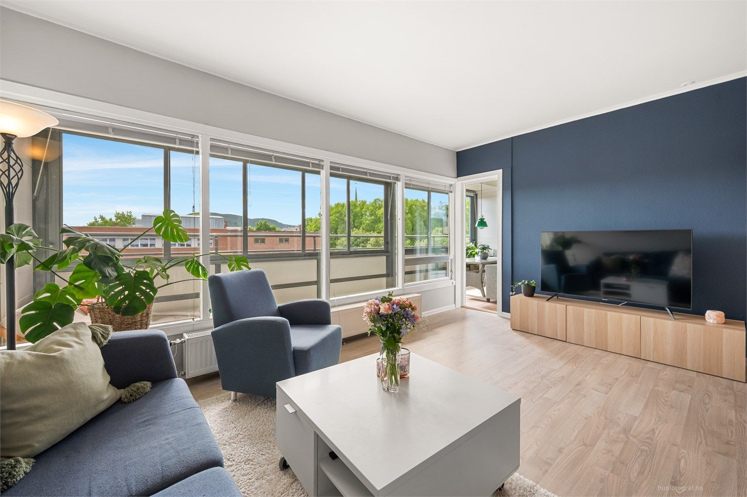 Fjernvarme med radiator i stue (oppvarming inkl. i felleskostnadene)