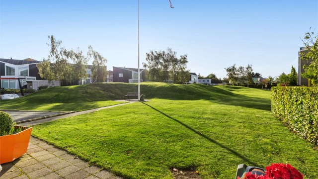 Flott opparbeidede fellesarealer og parkanlegg i umiddelbar nærhet.