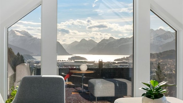 De store glassflatene mot syd gir en flott utsikt mot Hjørundfjorden og Sunnmørsalpene