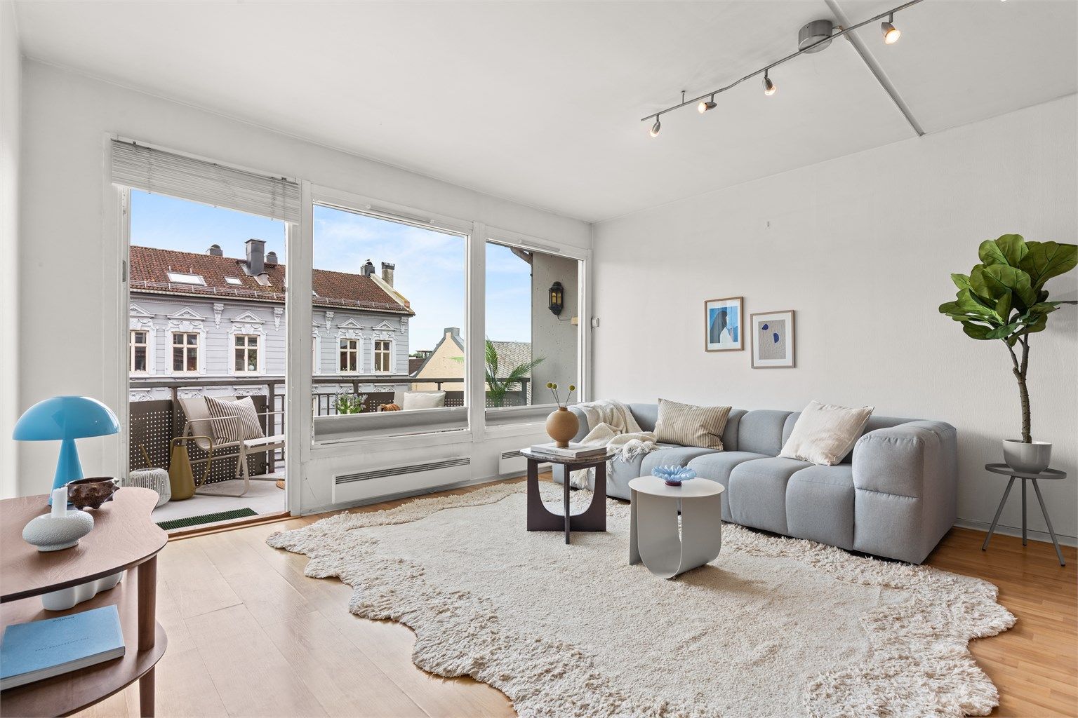 Stuen er romslig og kan enkelt møbleres med en hyggelig sofagruppe med tilhørende møblement.