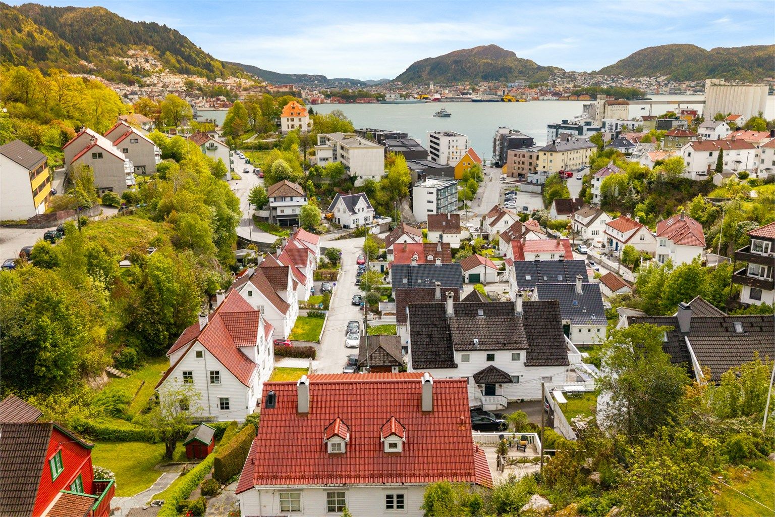 Her har man nærhet til både byliv, sjø og fjell. Bergen sentrum er kun en kort sykkel- eller kjøretur unna med alt av nødvendige servicetilbud og fasiliteter.