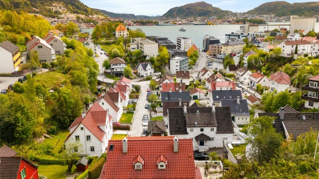 Her har man nærhet til både byliv, sjø og fjell. Bergen sentrum er kun en kort sykkel- eller kjøretur unna med alt av nødvendige servicetilbud og fasiliteter.