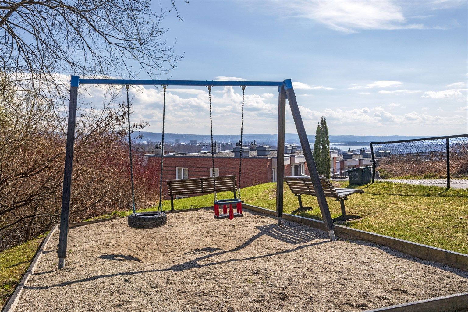 Sameiet er godt tilrettelagt for de minste beboerne, med egen lekeplass.