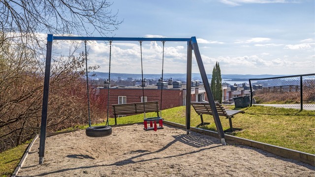 Sameiet er godt tilrettelagt for de minste beboerne, med egen lekeplass.