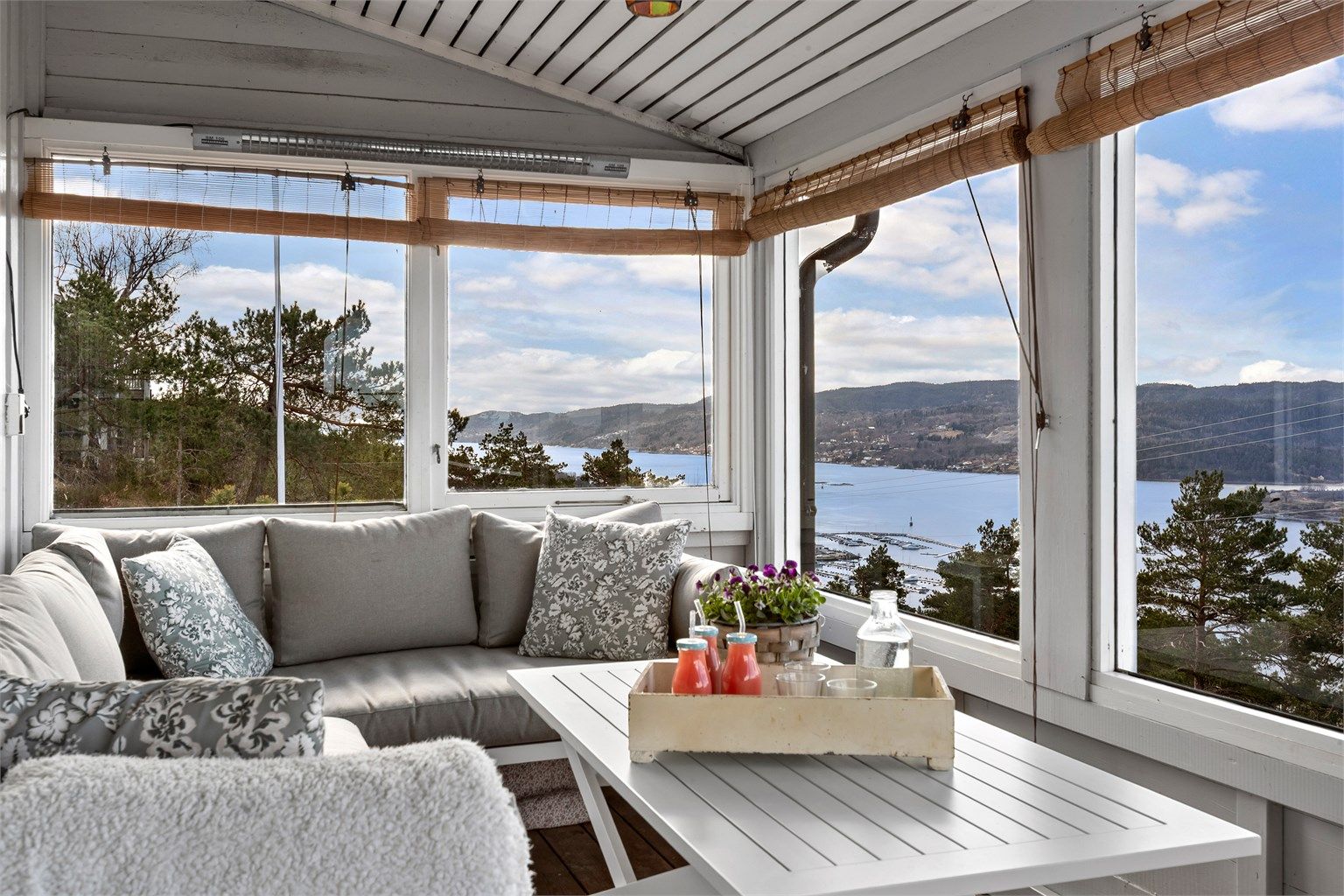 En lun og skjermet uteplass med vidstrakt utsikt. 