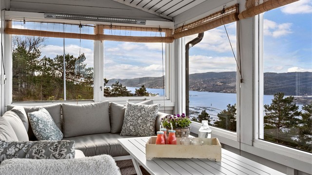 En lun og skjermet uteplass med vidstrakt utsikt.